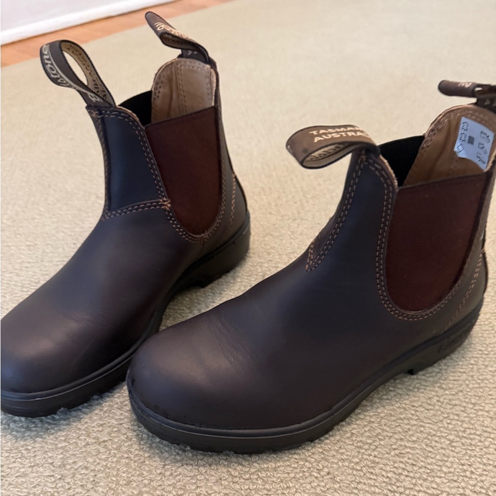 Blundstone Dark Brown Leather Chelsea Boots 
Women’s Classic #550